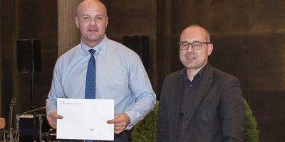 Sascha Marc Schillo, lauréat avec le meilleur résultat d’examen du concordat de la suisse orientale & Silvio Stierli, délégué de l’organe responsable 