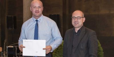 Sascha Marc Schillo, laureato con il miglior risultato d’esame del concordato della svizzera centrale & Silvio Stierli, delegato dell'organo responsabile efsp